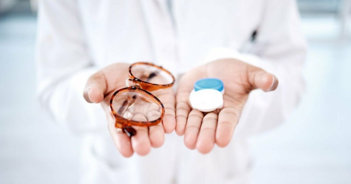 Eyeglasses vs. Contact Lenses